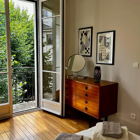 Villa In Paris!